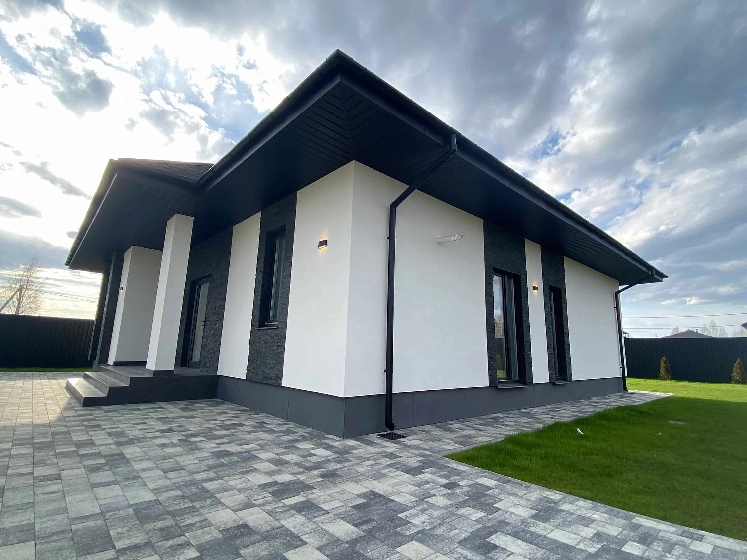 Частная территория с плиткой Старый Город в цвете Антрацит