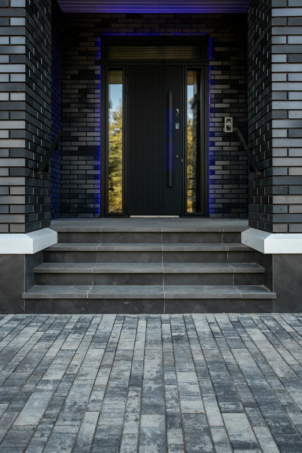 Ландшафтный дизайн в Тюмени с плиткой Ригель, Трио, 300х900 мм