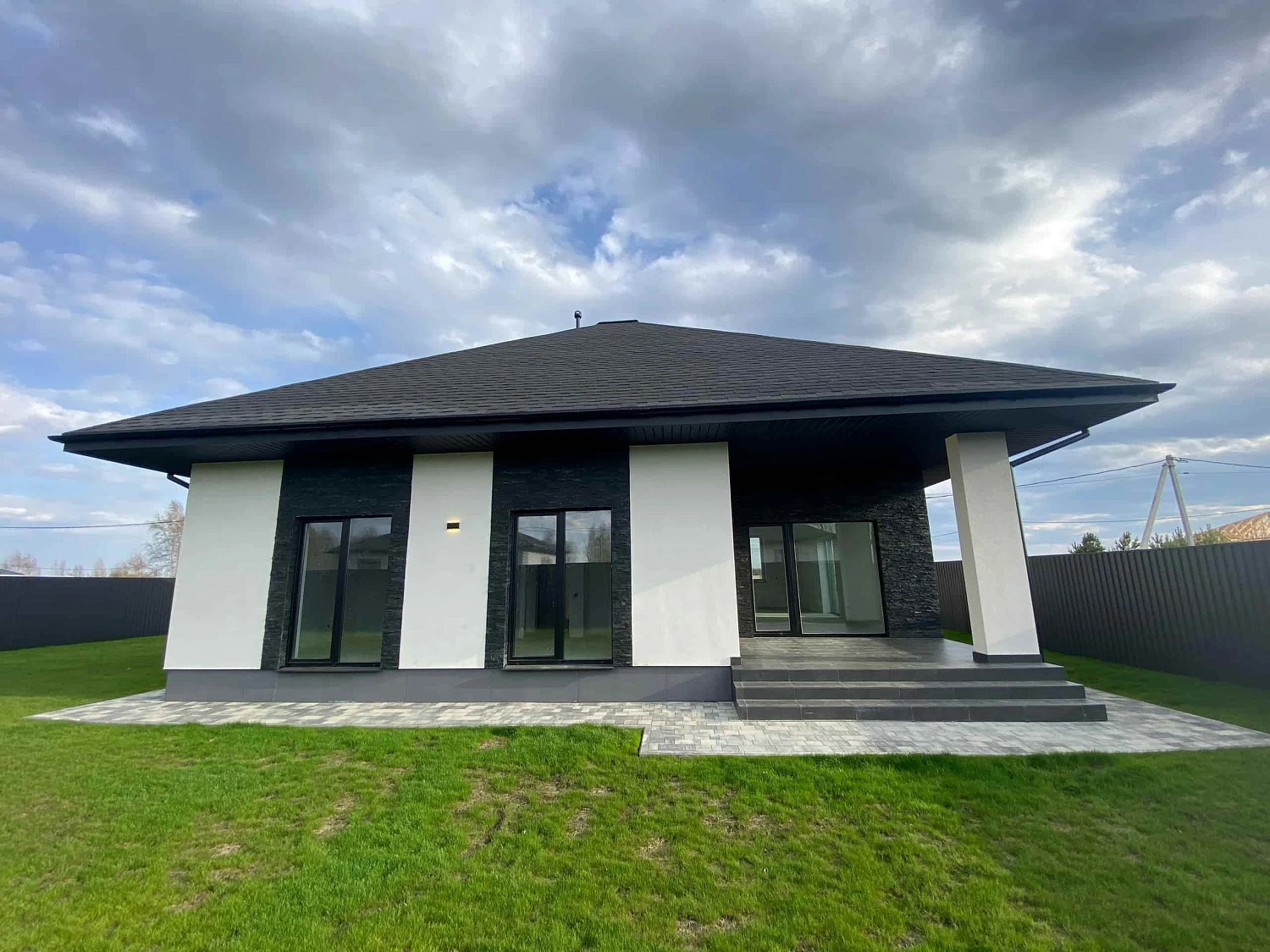 Частная территория с плиткой Старый Город в цвете Антрацит