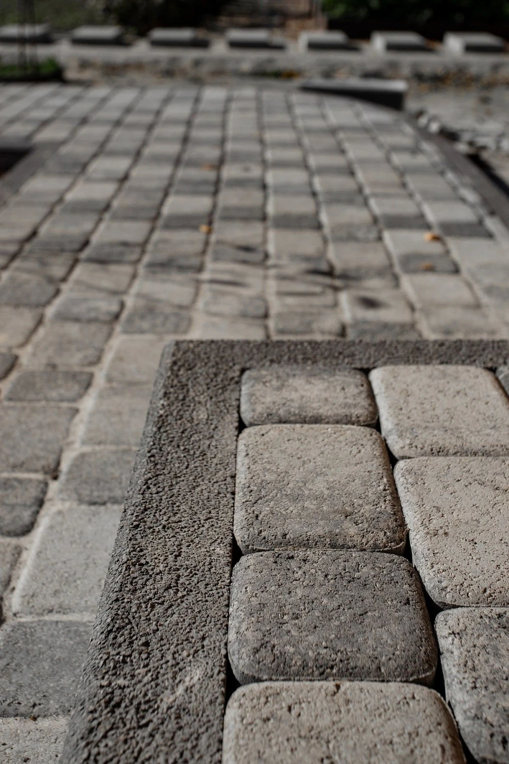 Благоустройство дома: плитка в цвете Антрацит и шаговые дорожки