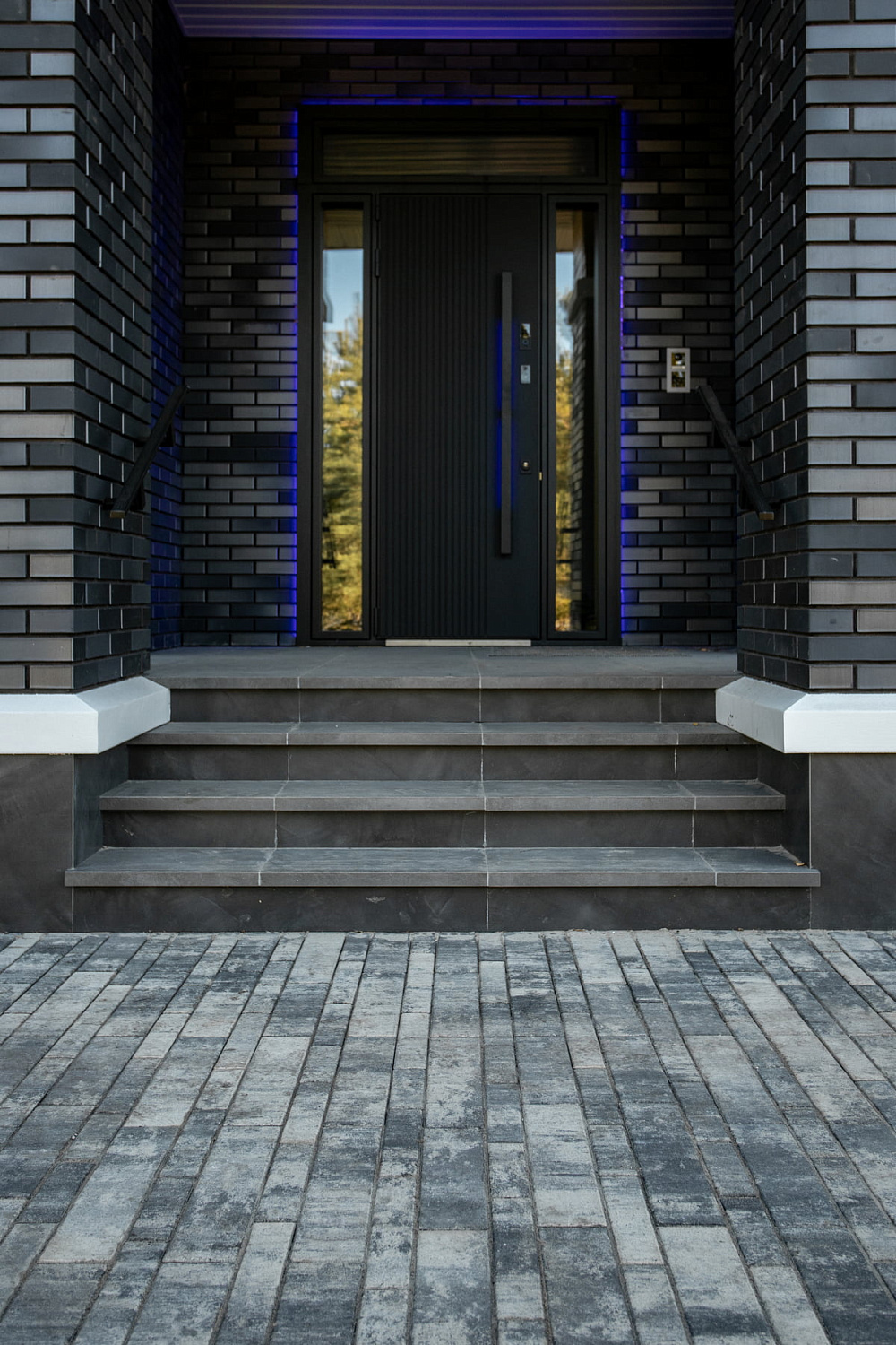 Ландшафтный дизайн в Тюмени с плиткой Ригель, Трио, 300х900 мм