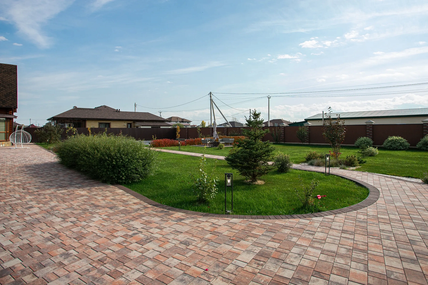 Благоустройство участка под ключ с тротуарными дорожками цвета Клен