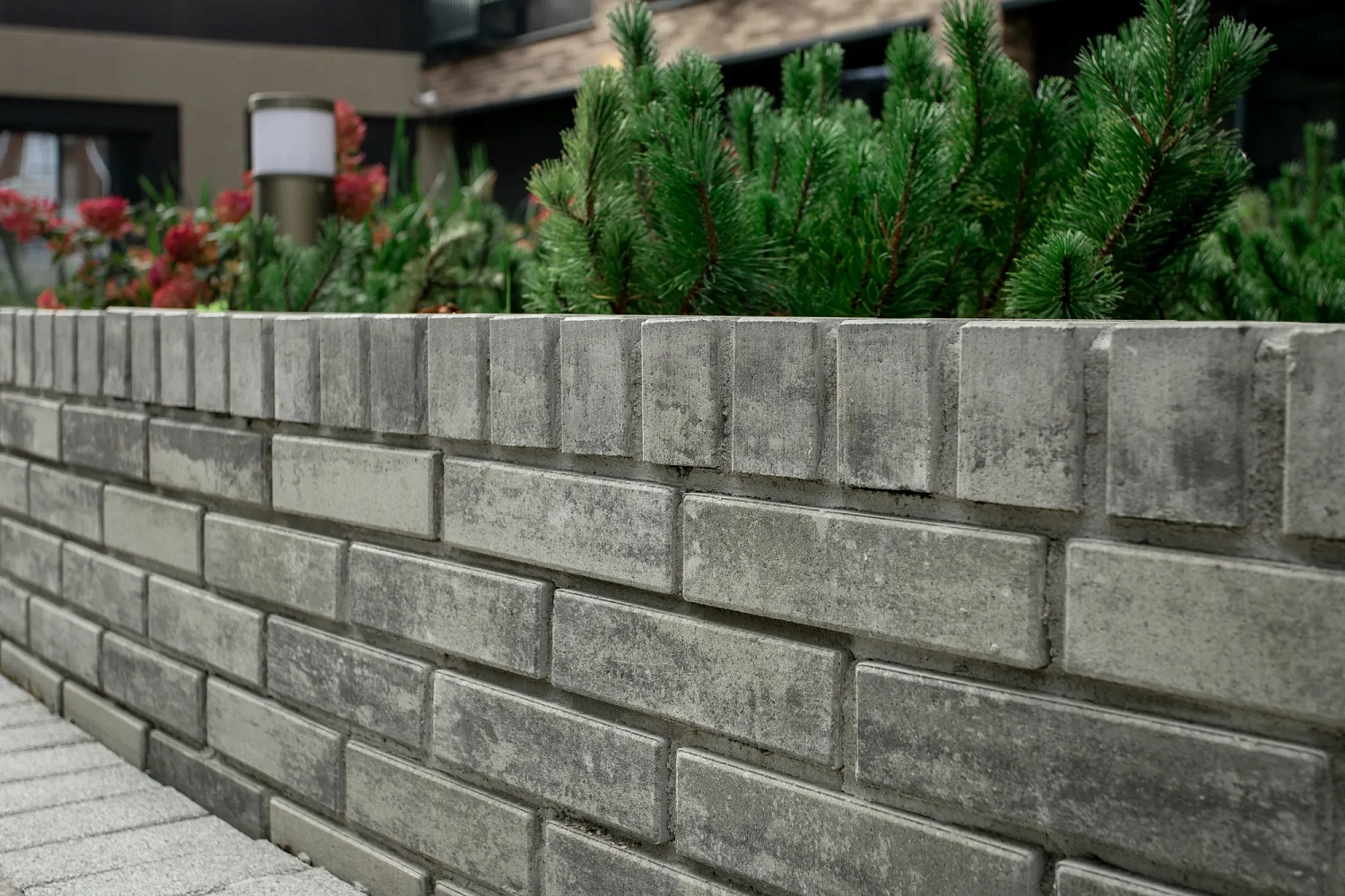 Жилой комплекс "Айвазовский" в Тюмени с тротуарной плитой и виброкирпичом