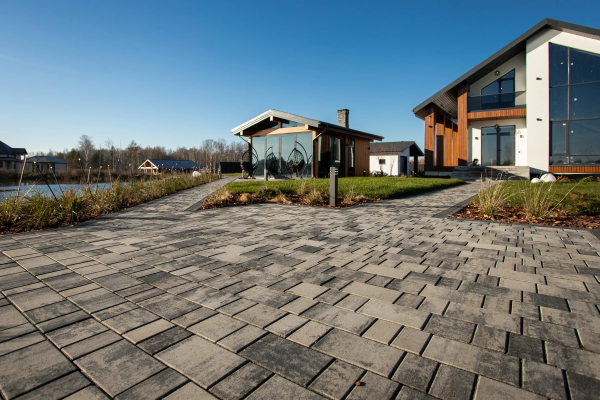 Укладка тротуарной плиты на участке с озером
