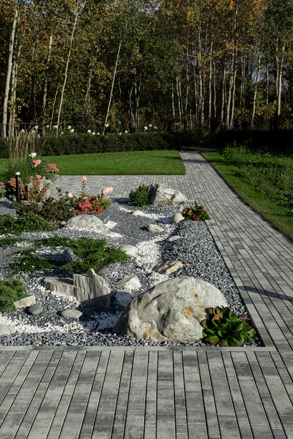 Ландшафтный дизайн в Тюмени с плиткой Ригель, Трио, 300х900 мм