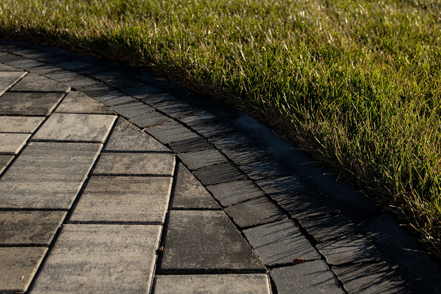 Укладка тротуарной плиты на участке с озером