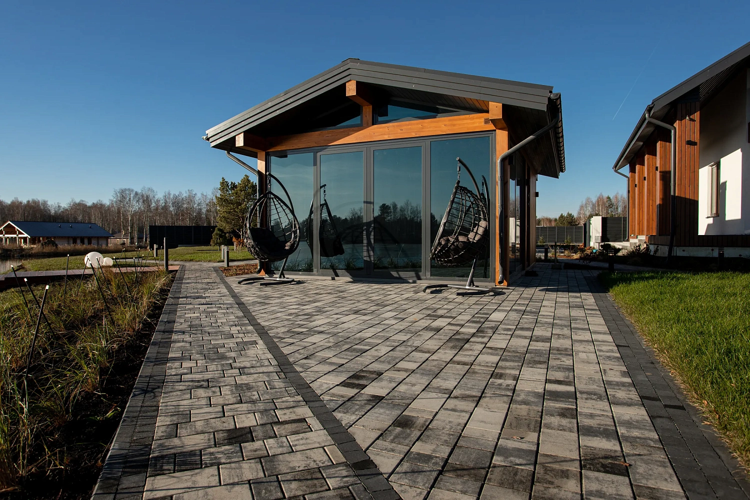 Укладка тротуарной плиты на участке с озером